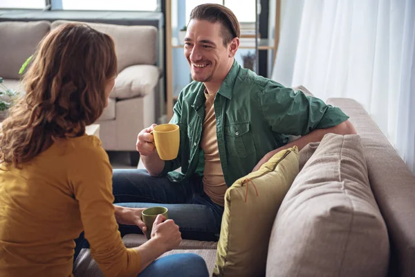 Homem e mulher felizes gostando de conversar em casa — Fotografia de Stock