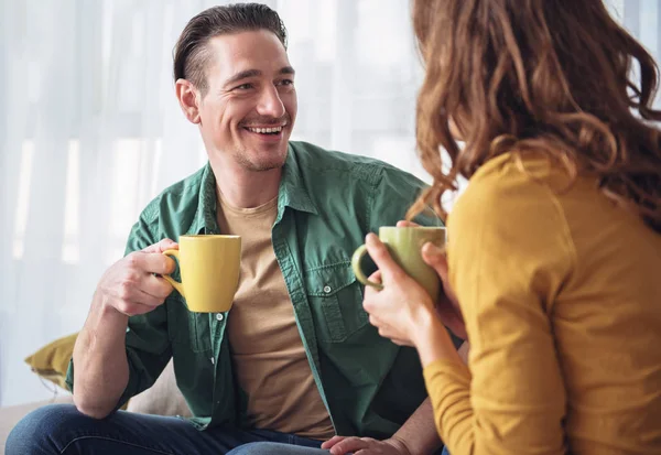 Pasangan keluar menikah beristirahat di sofa bersama-sama — Stok Foto