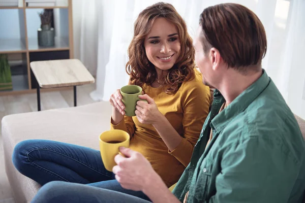 Feliz casal amoroso relaxante na sala de estar — Fotografia de Stock