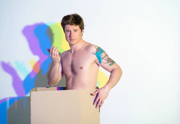 Sonriendo hombre desnudo gesticulando mano en caja — Foto de Stock