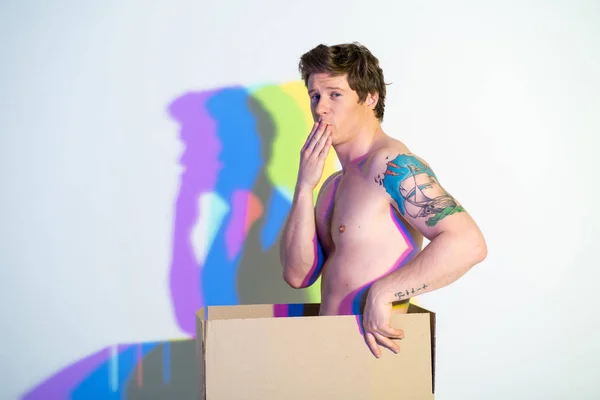 Shocked nude man locating in carton — Stock Photo, Image