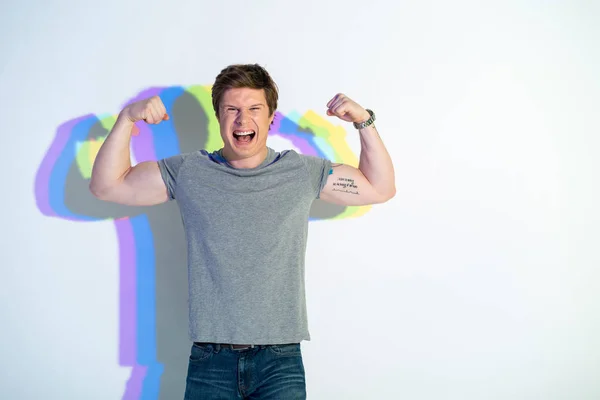 Masculino saliente demostrando músculos en cámara — Foto de Stock