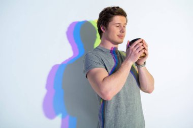 Neşeli erkek tadımı fincan çay