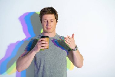 Mutlu adam fincan sıvı içme