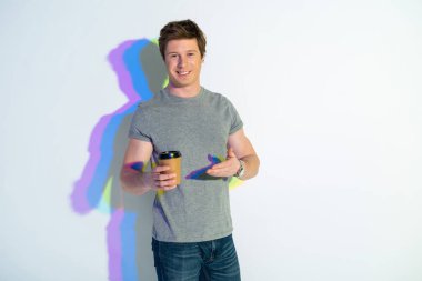 İçecek bir fincan tatma giden adam