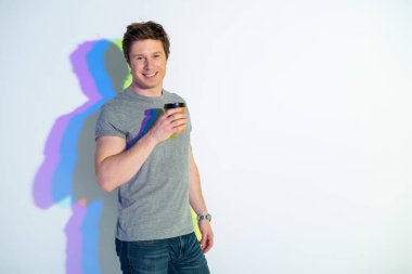 Mutlu erkek bardak kahve