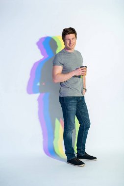 Giden erkek bardak lezzetli kahve