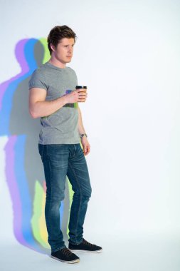 Düşünceli erkek tadımı içecek bir fincan