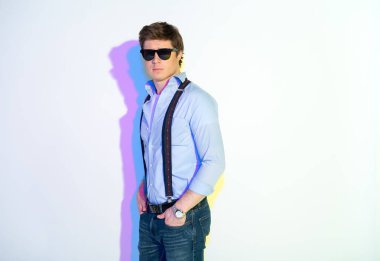 Ciddi adam ellerini cebine koyarak