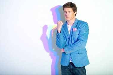 Düşünceli işadamı ile çok renkli gölge poz