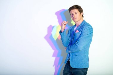 Güven ile poz giden genç erkek