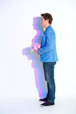 Sakin adam buket çiçek tutmak