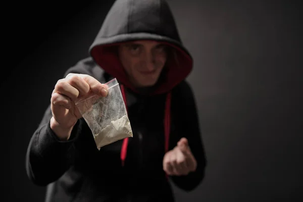 Homme criminel vendant des drogues nocives — Photo