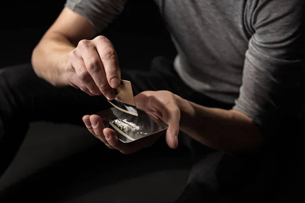 Mãos de drogado a preparar dose de cocaína — Fotografia de Stock