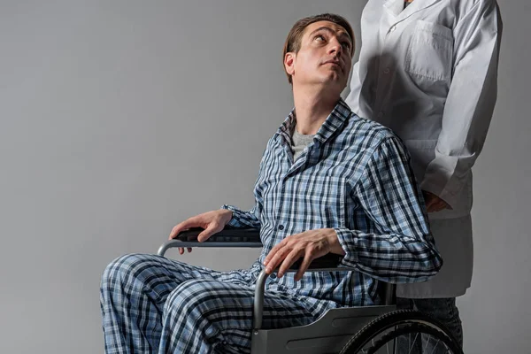 Vyrovnaná zakázané muž zíral na zdravotní sestra — Stock fotografie