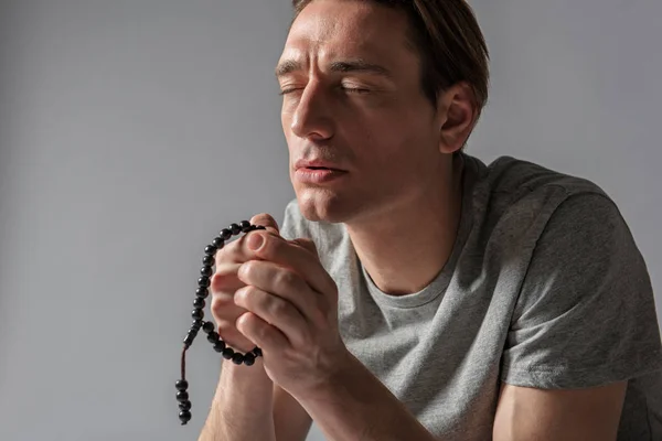 Tichý muž pobožný zaměřená na modlitba — Stock fotografie