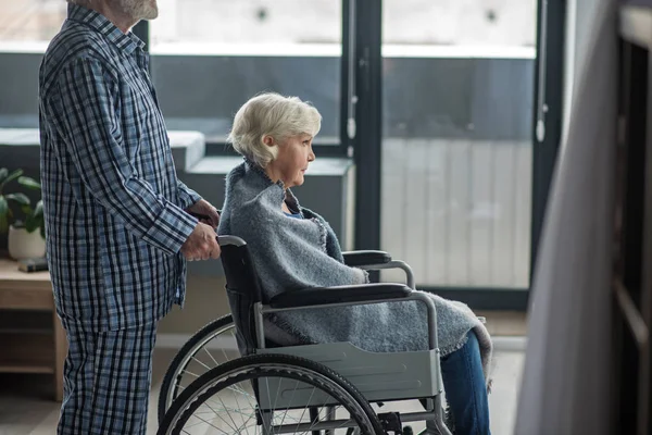 Silenziosa donna disabile con uomo guardando fuori — Foto Stock