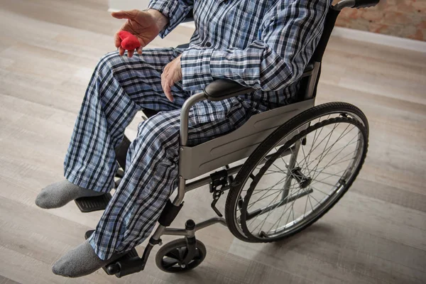 Anziani disabili maschio sentirsi sconvolto e solo — Foto Stock