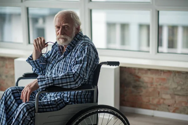 Moody malato anziano maschio sentirsi sconvolto e solo — Foto Stock