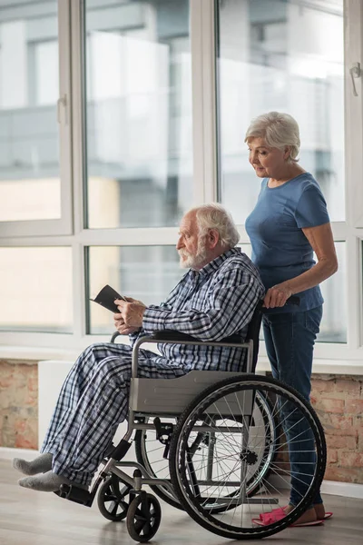 Спокойные пенсионеры проводят время вместе дома — стоковое фото