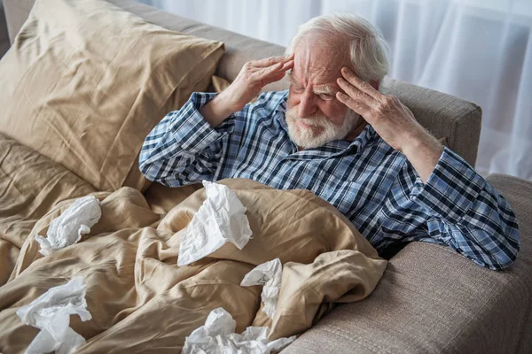 片頭痛に苦しんで落ち込んでいる年配の男性 — ストック写真