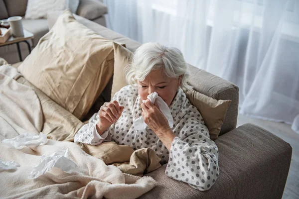 Sjukt mogen kvinna lider av sjukdom i hemmet — Stockfoto