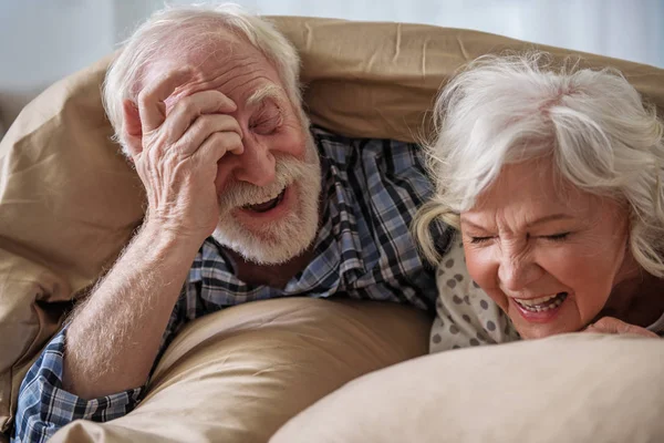 Alegre viejo casado pareja teniendo descanso en casa — Foto de Stock