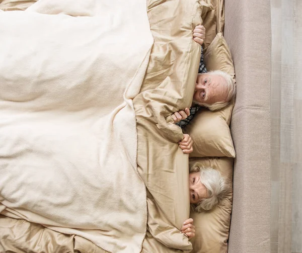 Gelukkig senior echtpaar met nap thuis — Stockfoto