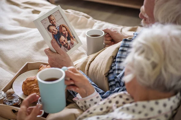 Calma anciano marido y mujer descansando — Foto de Stock