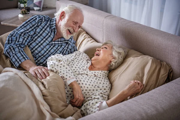 Šťastný starší muž a žena probuzení — Stock fotografie