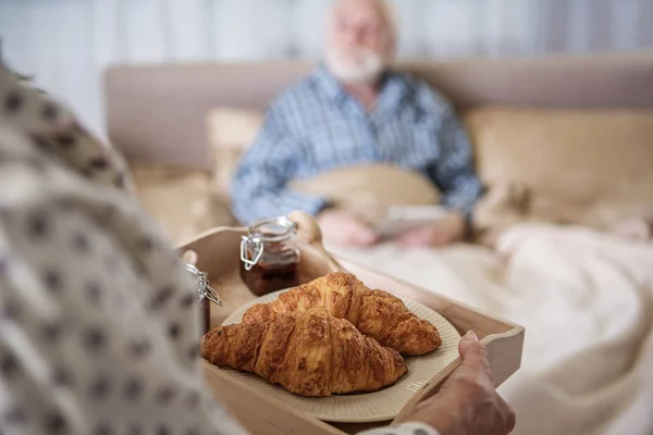 Blij dat senior man en vrouw thuis ontbijten — Stockfoto