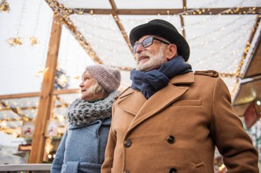 Olay dışında kutluyor mutlu olgun çift