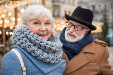 Neşeli yetişkin çift kasabada rahatlatıcı evli