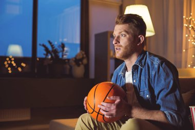 Sersem adam evde televizyon izlerken