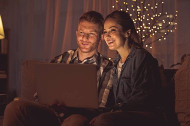 Mutlu kadın ve adam laptop arıyorum