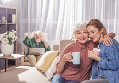 Memnun yakınları bardak çay tadımı