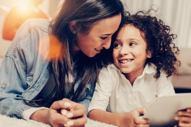 Zevk anne ve çocuk sekmesini holding