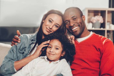 Neşeli aile rahatlık ile kapalı dinlenme