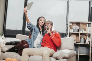 İki mutlu aşk insanlar kendilerini fotoğraf kapalı çekici