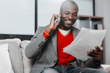 Okuma notları ve iletişim moda mutlu adam