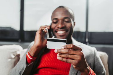İçerik adam cep telefonuyla bağlanma