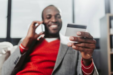 Konuşmak smartphone tarafından bankcard ile memnun erkek