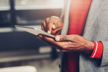 Adam silah sekmesini ekran dokunaklı