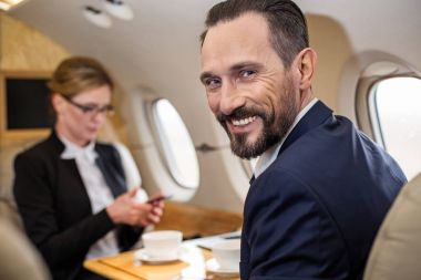 Onun yolculuğun zevk mutlu yetişkin erkek