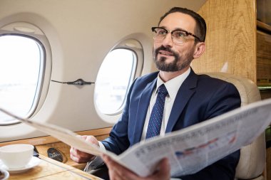 Mutlu orta yaşlı beyefendi özel uçakla ulaşım