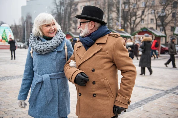 Izgatott régi férfi és nő élvezi séta az utcán — Stock Fotó