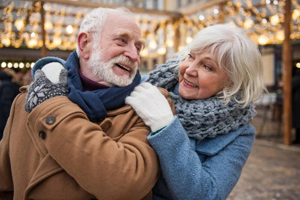Feliz pareja de edad abrazos al aire libre —  Fotos de Stock