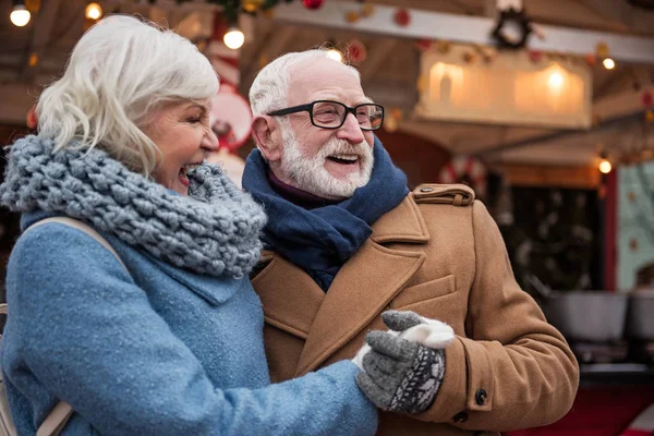 Радостные пенсионеры и пенсионерки веселятся на открытом воздухе — стоковое фото