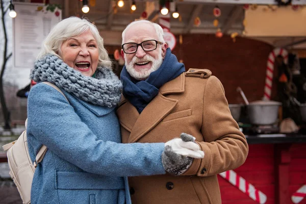 Sonriente senior casado pareja tener divertido al aire libre —  Fotos de Stock