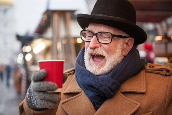 Alegre pensionista masculino disfrutando de bebida caliente al aire libre — Foto de Stock